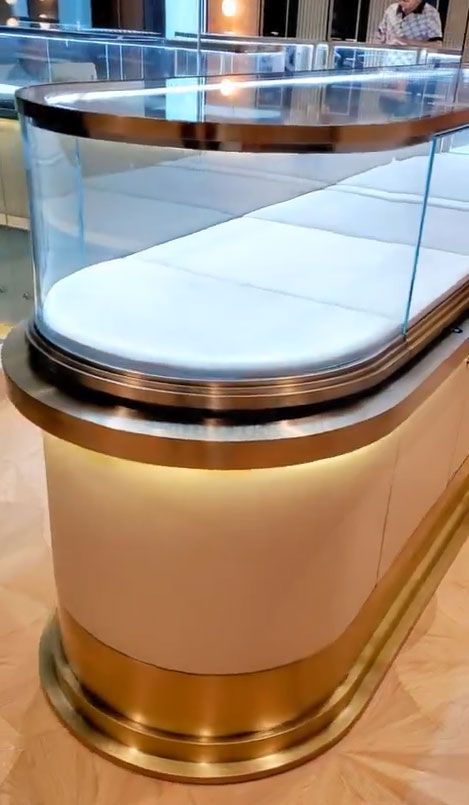 Quầy trưng bày nội thất kim loại sang trọng