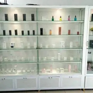 Tủ kính trưng bày mỹ phẩm hiện đại cho cửa hàng