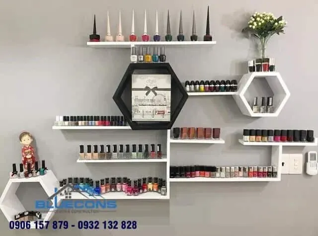 Hình ảnh tủ trưng bày mỹ phẩm treo tường bằng gỗ