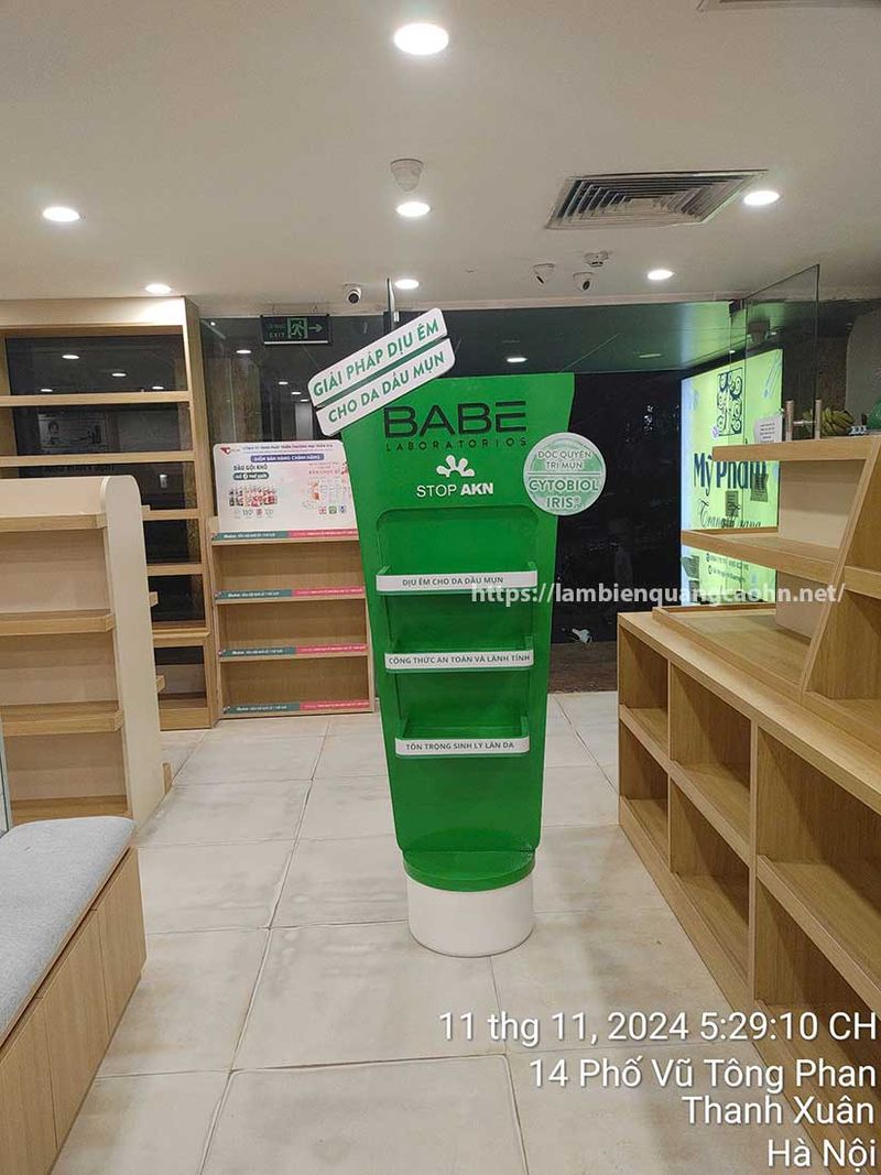 Mẫu kệ trưng bày mỹ phẩm mini