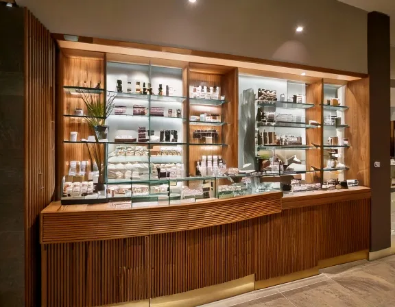 Tu Trung Bay Cua Hang My Pham 2