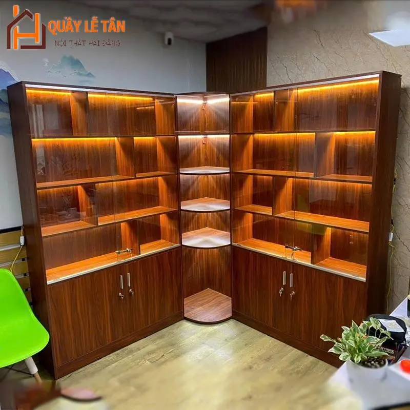 Tủ trưng bày góc gỗ sang trọng tích hợp đèn LED