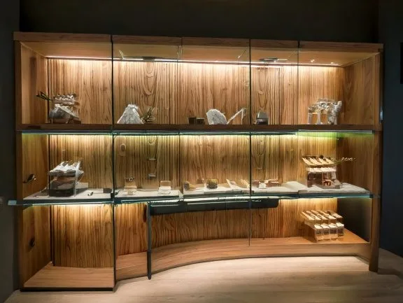 Tu Trung Bay San Pham Dep Cho Cua Hang 4