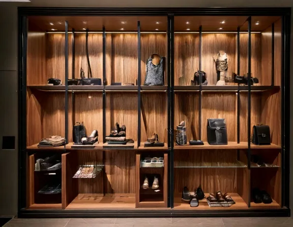 Tu Trung Bay Shop Thoi Trang 1