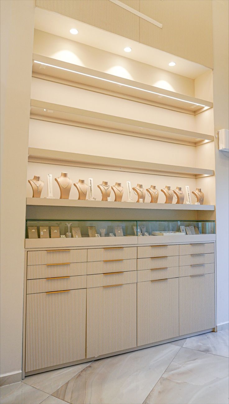 Tu Trung Bay Shop Trang Suc 2