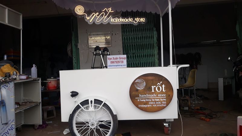 Xe đẩy bán hoa handmade