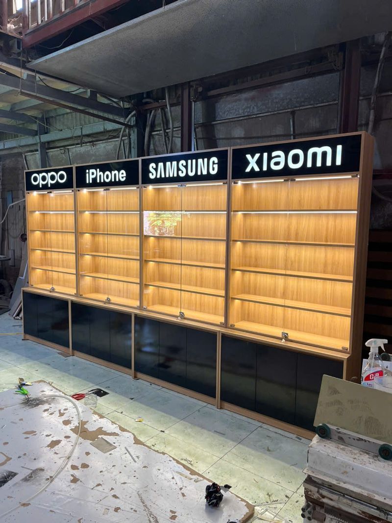 Quầy trưng bày quần áo, phụ kiện